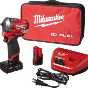 Milwaukee 2554-22 M12 FUEL Stubby 3/8 pulgadas Kit de llave de impacto (2 Ah/4 Ah)
