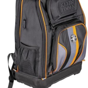 Klein Tools 62805BPTECH - Mochila de herramientas para computadora portátil, Tradesman Pro extragrande de 28 bolsillos con parte inferior moldeada, puerto de carga