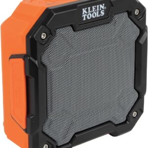 Klein Tools AEPJS3 Altavoz Bluetooth para el lugar de trabajo con imán y gancho, tiempo de funcionamiento de 20 horas, dispositivos de carga a través de puertos USB A o C, cadena margarita para emparejar, capacidad para manos libres, IP54 resistente al polvo y al agua